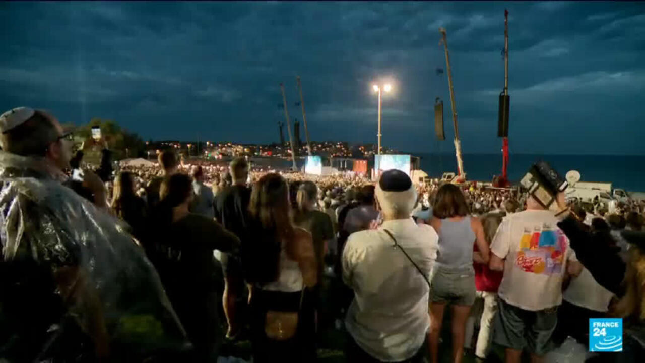 A minute of silence for Bondi Beach shooting victims