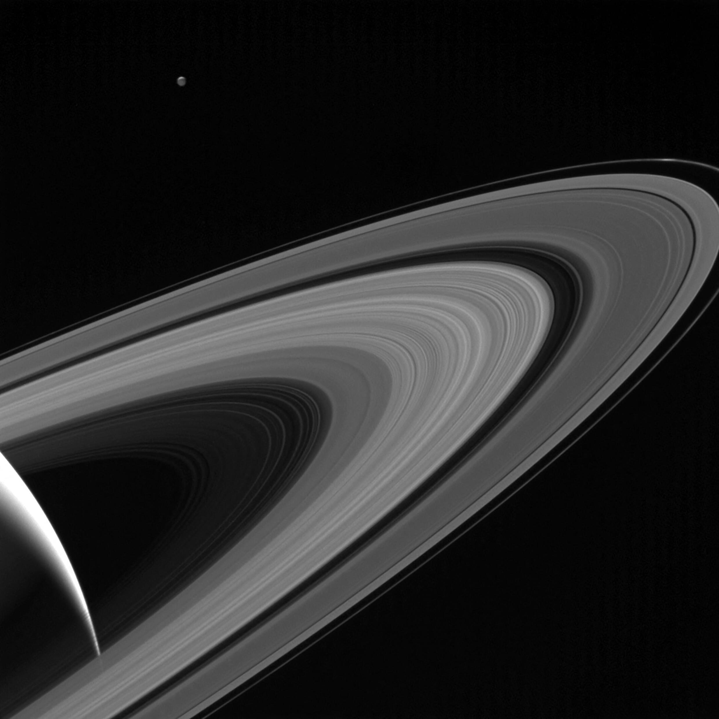 Cette image de Cassini obtenue par la Nasa montre les anneaux de Saturne et la lune glacée Téthys, le 13 mai 2017.
