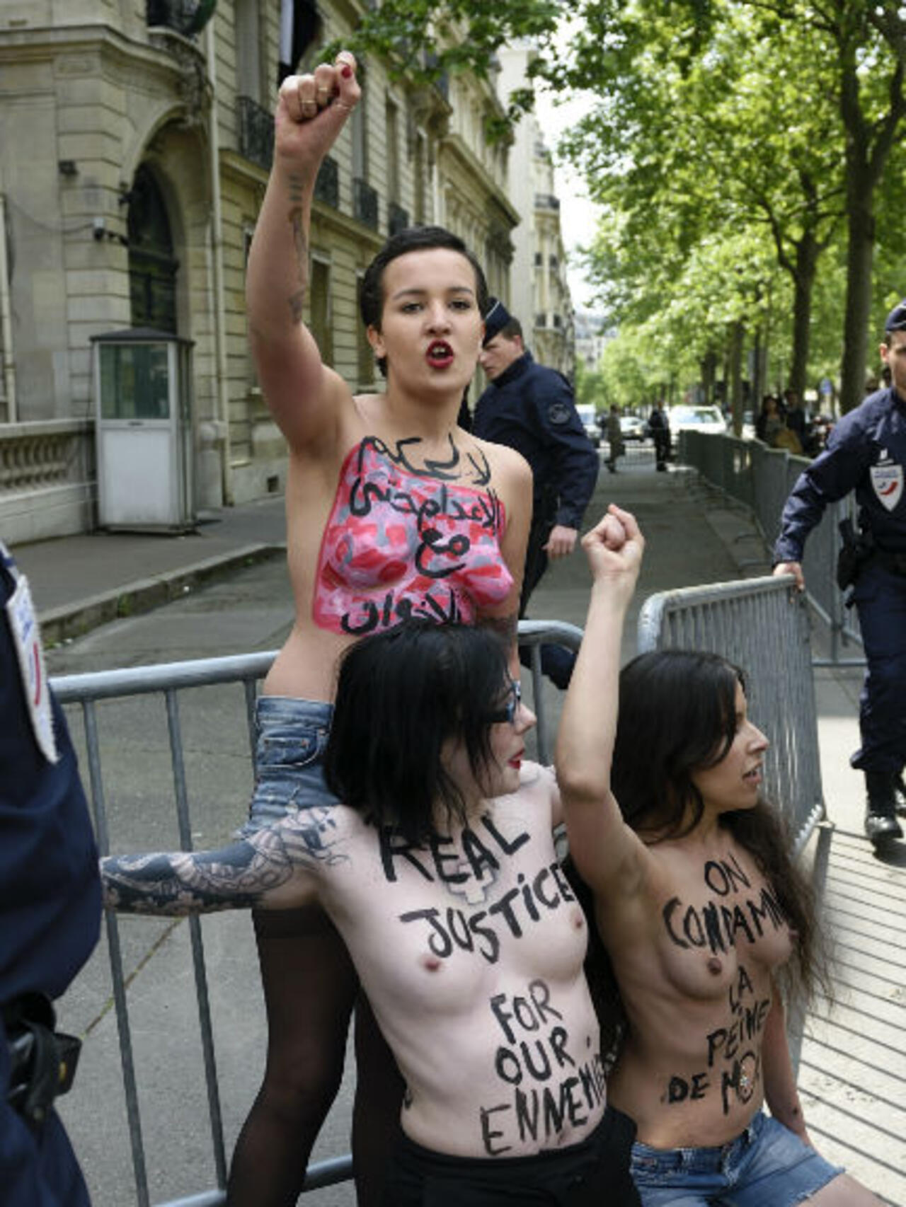 صور: عاريات الصدر أمام سفارة مصر في باريس تنديدا بأحكام الإعدام ضد مؤيدين  لمرسي