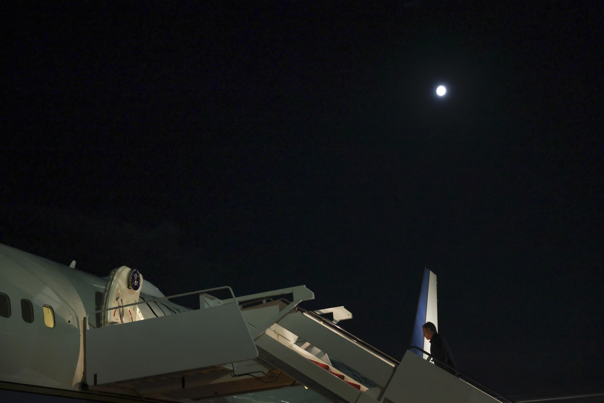 Le secrétaire d'État américain Antony Blinken monte à bord de son avion à la base d'Andrews (Maryland), le 17 août 2024, pour se rendre au Moyen-Orient.