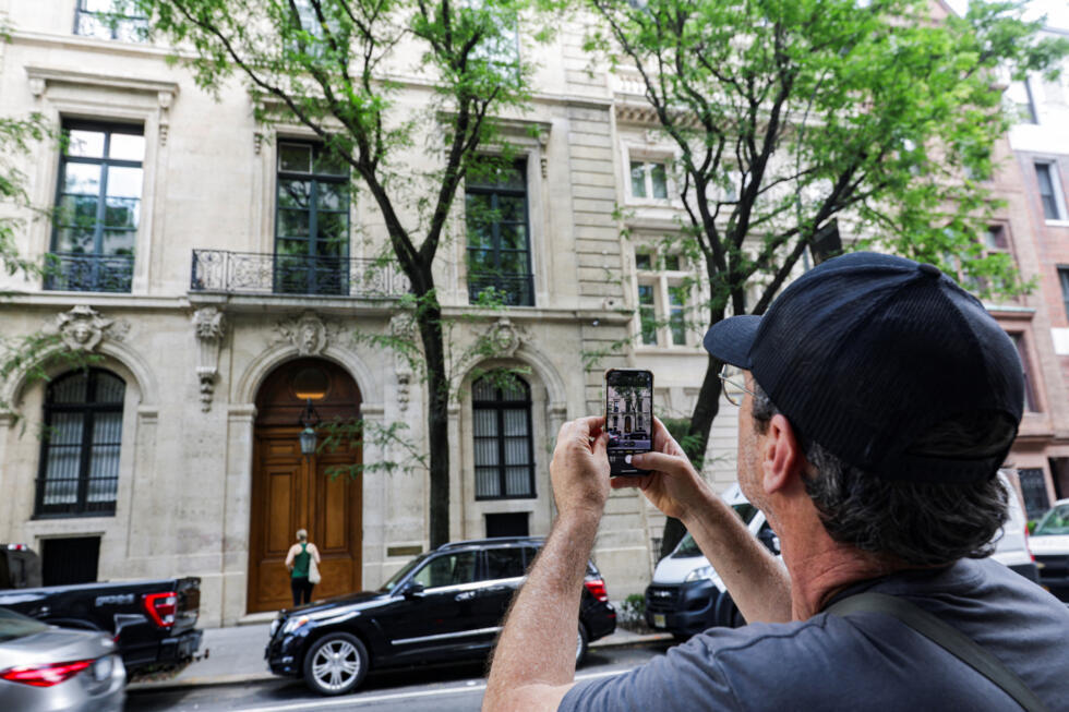 Un peatón toma una fotografía de un edificio donde vivía Jeffrey Epstein, en Manhattan, en el Upper East Side de la ciudad de Nueva York, EE. UU., el 17 de julio de 2025.