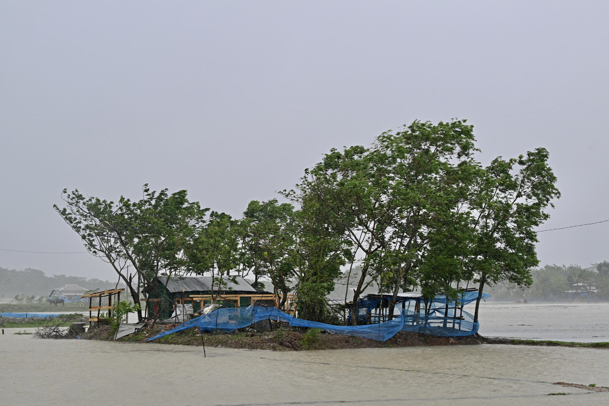 Casas abandonadas en la ciudad de Patuakhali, en Bangladés, después del paso del ciclón Remal el 27 de mayo de 2024
