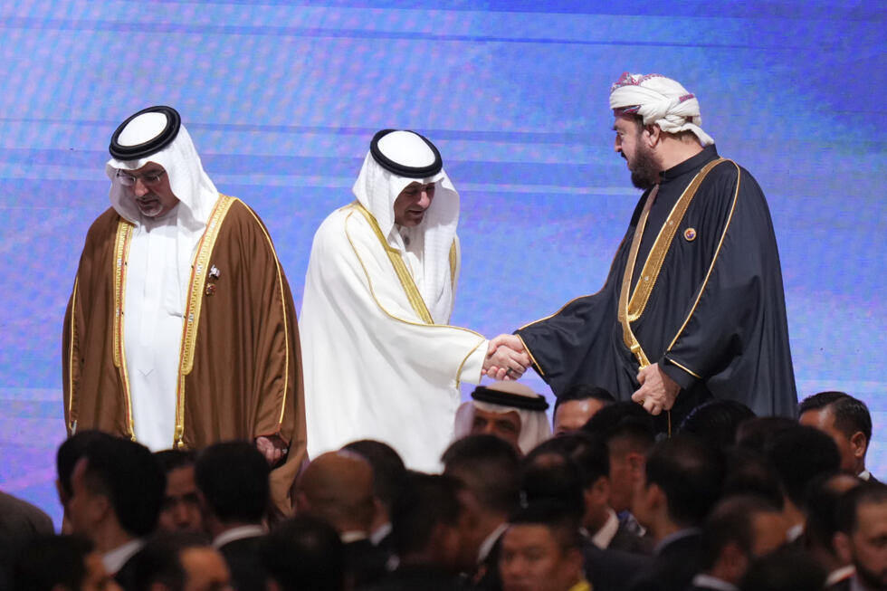 El secretario general del Consejo de Cooperación del Golfo (CCG), Jasem Mohamed al-Budaiwi, en el centro, saluda al viceprimer ministro de Relaciones y Asuntos Internacionales de Omán, Sayyid Asaad Tariq Taimur Al Said, a la derecha, y al príncipe heredero de Bahréin, Salman bin Hamad al-Khalifal, a la izquierda, en la II Cumbre ASEAN-Consejo de Cooperación del Golfo (CCG).