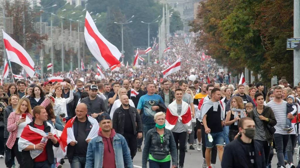 Decenas de miles de personas marchan por las calles durante las protestas en Minsk, Bielorrusia, el domingo 23 de agosto de 2020.