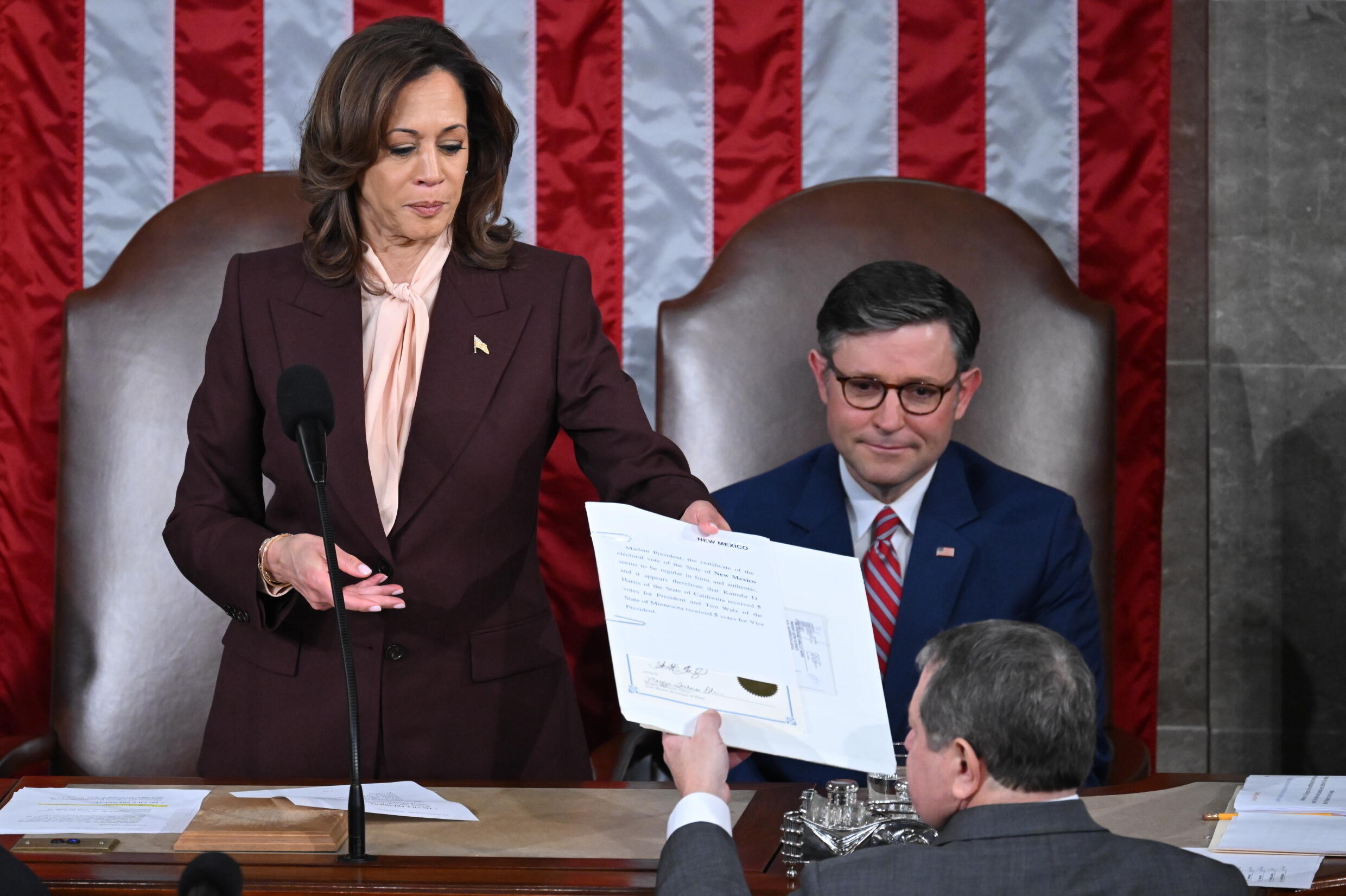 La vice-présidente des États-Unis Kamala Harris préside la cérémonie de certification des résultats de l'élection présidentielle de novembre, aux côtés du président républicain de la Chambre des repré