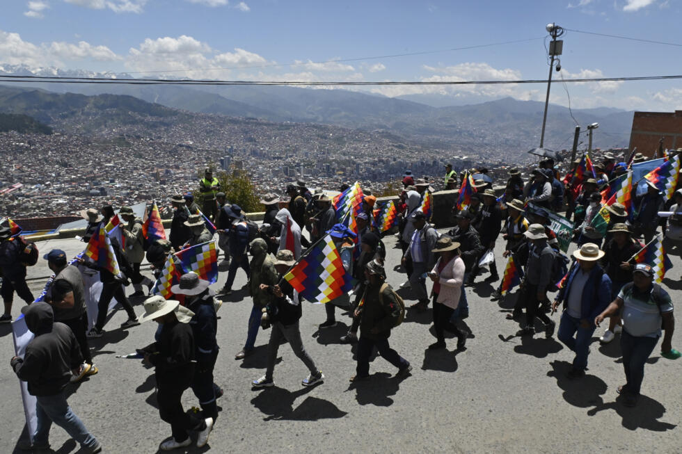 Des partisans de l'ancien président bolivien Evo Morales marchent à La Paz, le 13 janvier 2025, pour protester contre la crise économique.
