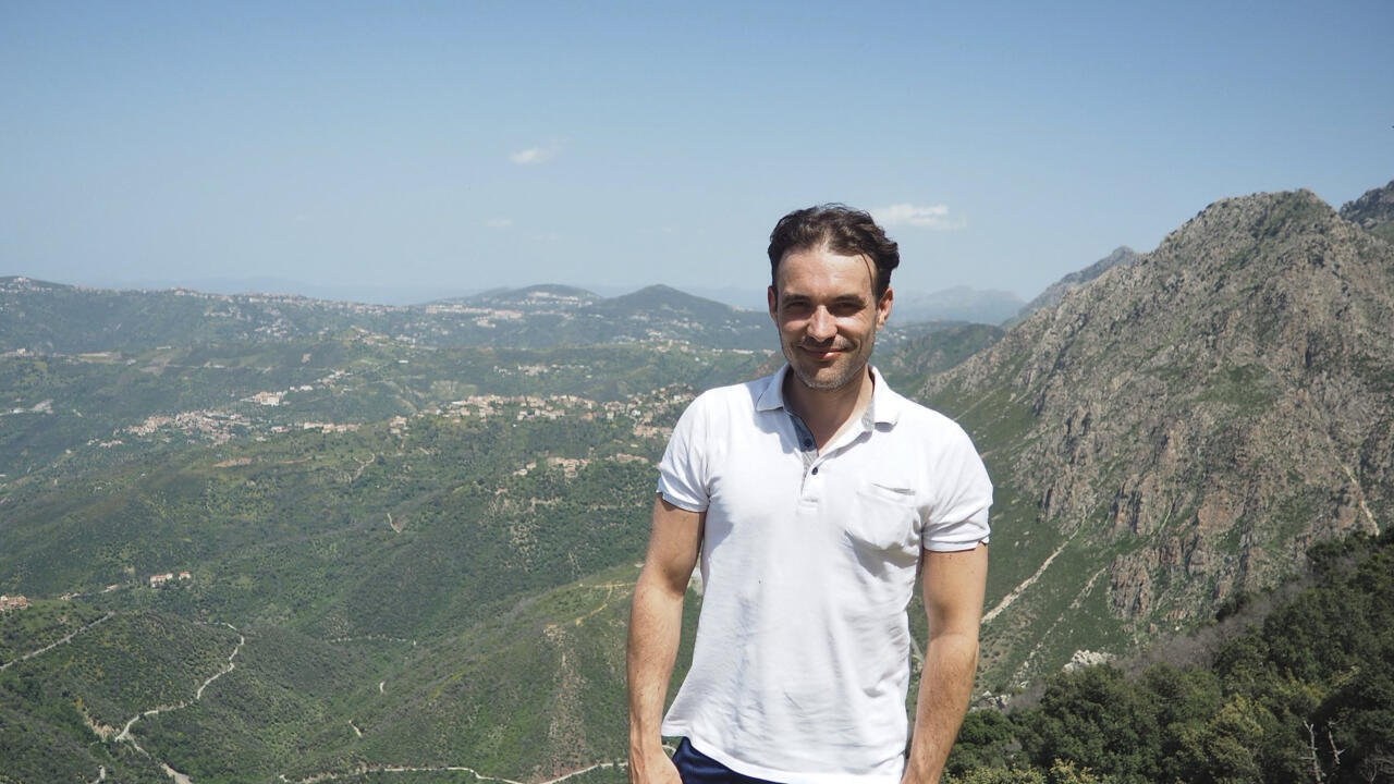 القضاء الجزائري يؤيد حكما بالسجن سبع سنوات على الصحافي الفرنسي كريستوف غليز (محكمة)