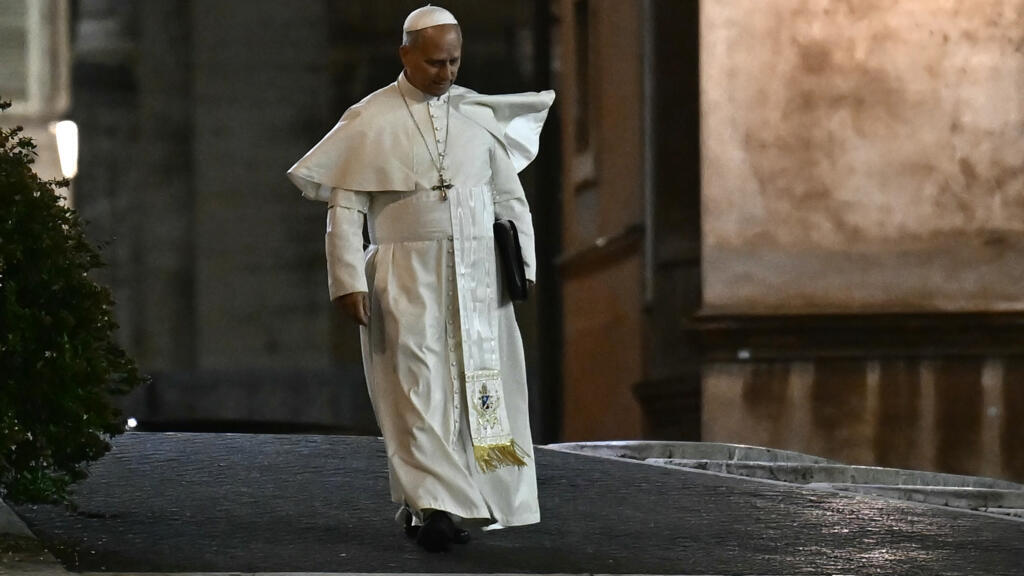 León XIV sale del Vaticano camino de su residencia, el 8 de enero de 2026, tras dos días de reuniones con cardenales