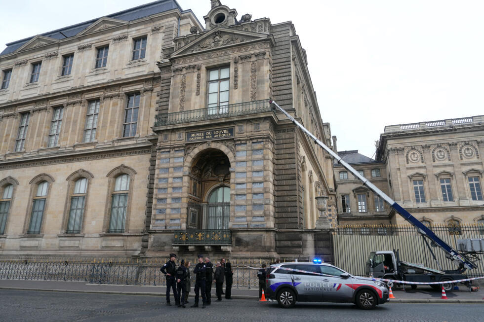 Des policiers près d'un monte-charge utilisé lors d'un cambriolage au musée du Louvre, le 19 octobre 2025 à Paris