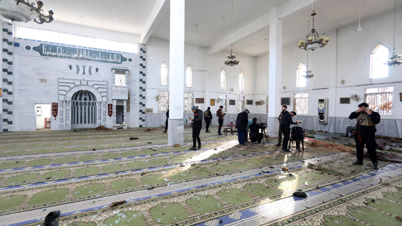 سكان يلملمون آثار الدمار غداة أعمال عنف في اللاذقية غرب سوريا