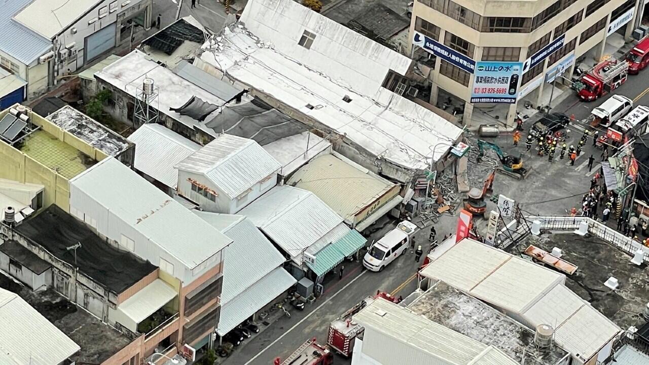Los bomberos adelantan operaciones de rescate en la zona donde un edificio se derrumbó, tras un terremoto de 6.8 de magnitud, en el municipio de Yuli, en el sureste de Taiwán, el 18 de septiembre de 2022.