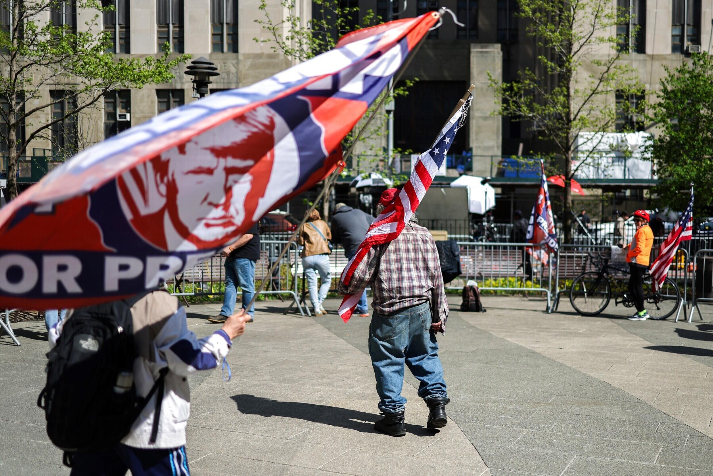 Des supporteurs de l'ancien président des États-Unis Donald Trump, devant le tribunal de Manhattan où il est jugé, le 26 avril 2024