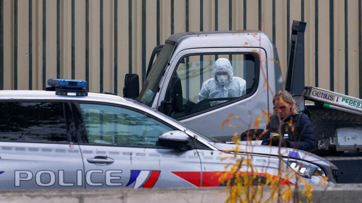 How did burglars pull off 'the theft of the decade' in 7 minutes at the Louvre?