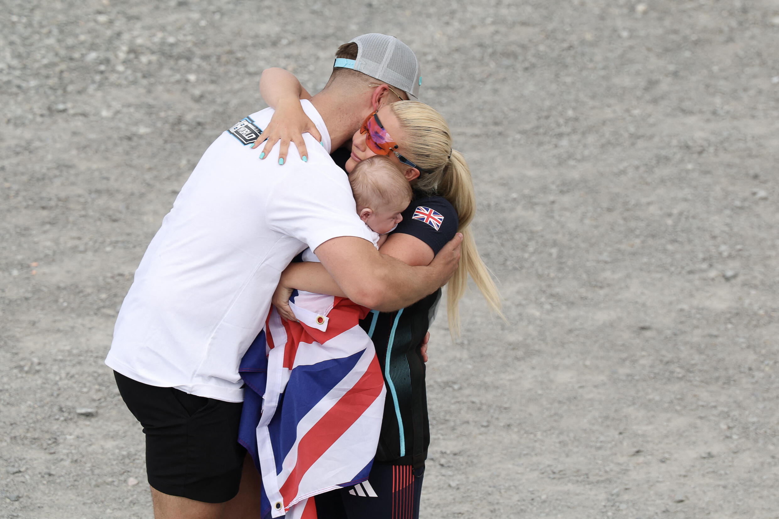 La Britannique Amber Rutter célèbre avec sa famille sa médaille d'argent gagnée lors de la finale féminine de tir sportif lors des JO de Paris 2024, au centre de tir de Châteauroux, le 4 août 2024.