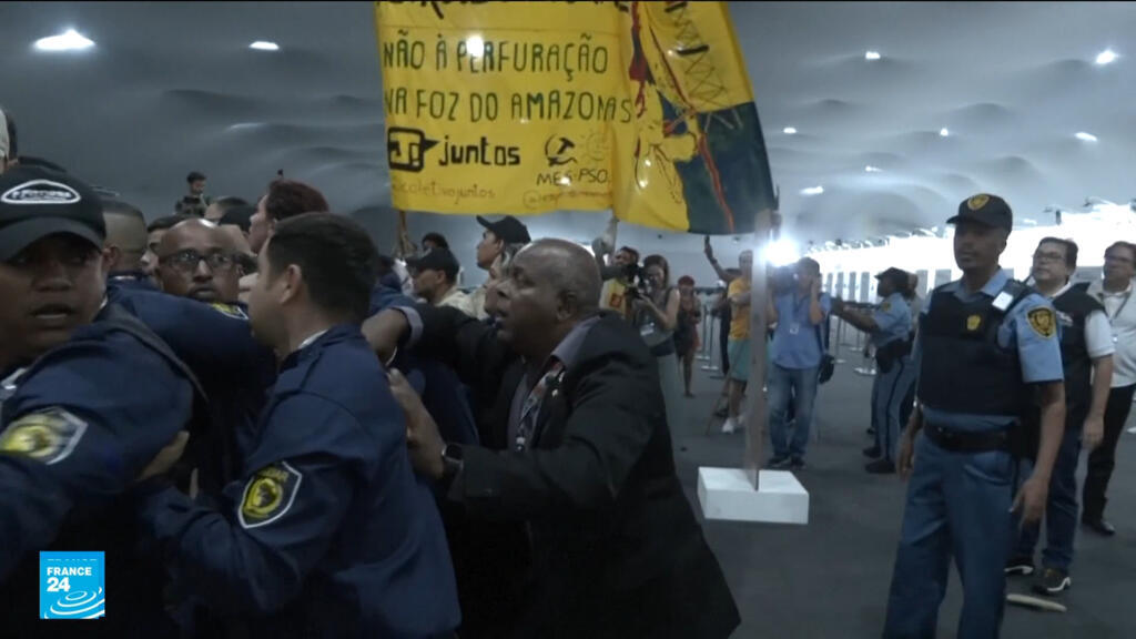 متظاهرون من الشعوب الأصلية يقتحمون مؤتمر المناخ (كوب30) في مدينة بيليم البرازيلية