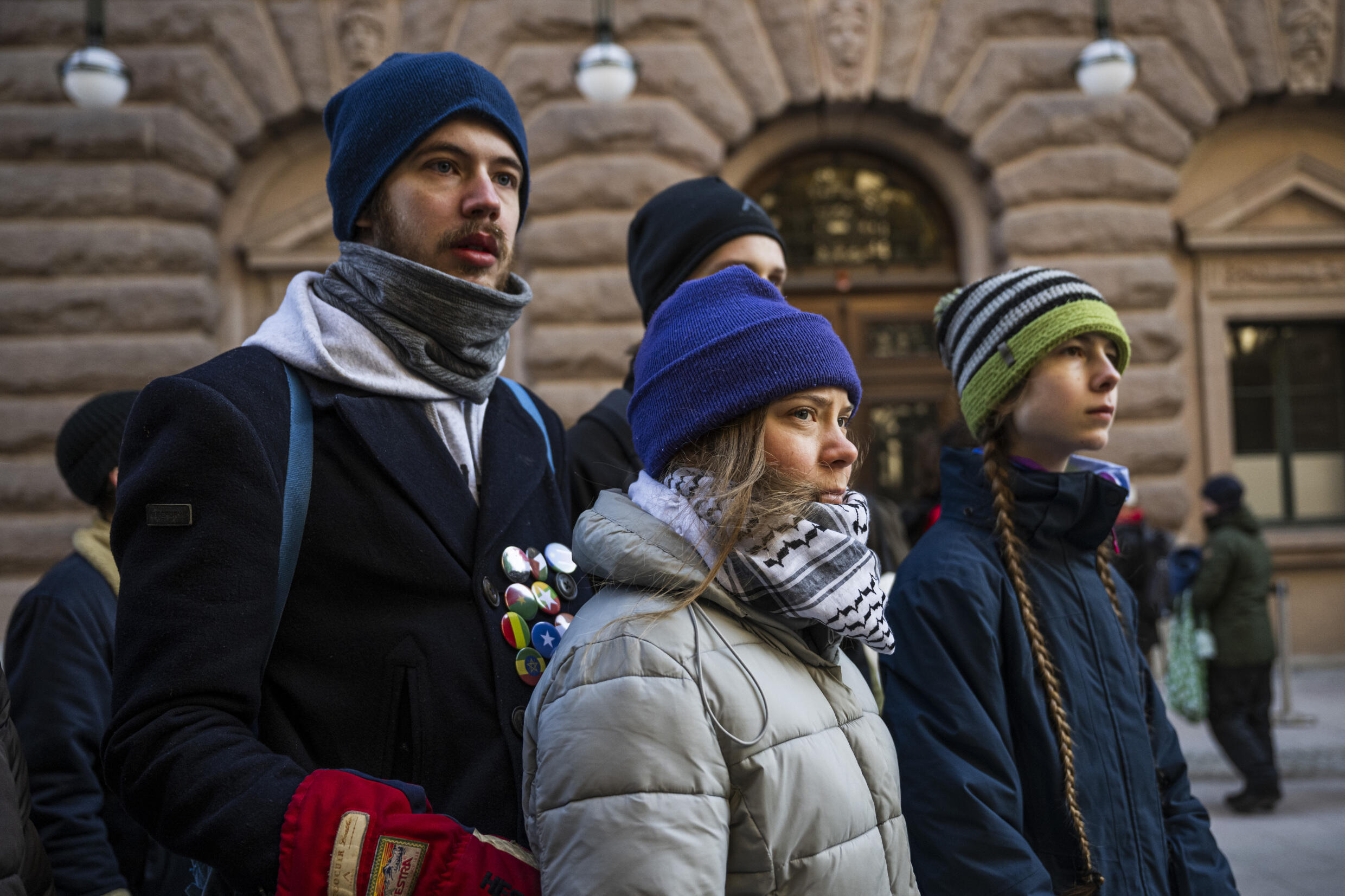 La militante climatique suédoise Greta Thunberg (au centre) et d'autres activistes arrivent pour bloquer les entrées du Parlement suédois, le 11 mars 2024 à Stockholm, en Suède.