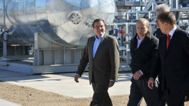 Los entonces primer ministro ruso, Vladimir Putin (c); y director ejecutivo de Gazprom, Alexei Miller (dr.), y el excanciller alemán Gerhard Schroder (izq.), en la inauguración de unas instalaciones de Nord Stream en Vyborg el 6 de septiembre de 2011