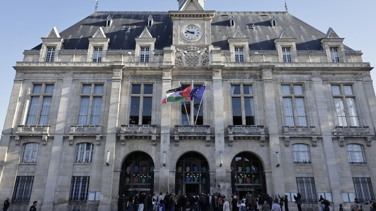 "Le voir m’a fait un choc émotionnel" : le drapeau palestinien flotte sur la mairie de Saint-Denis