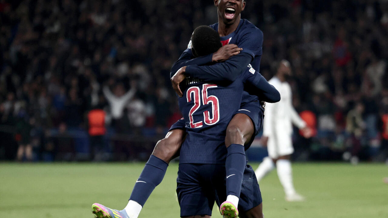 Ousmane Dembélé abraza a Nuno Marques (25) para festejar uno de los goles del partido de los cuartos de final ante Aston Villa. París, 9 de abril de 2025.
