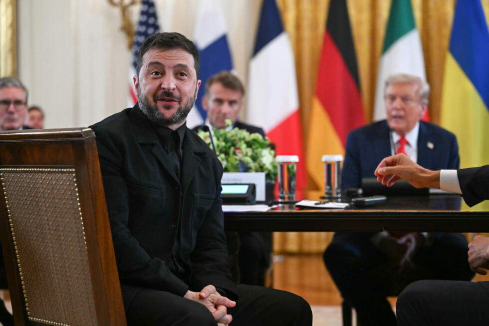 Le président ukrainien Volodymyr Zelensky s'exprime à la Maison Blanche, sous les yeux des présidents français Emmanuel Macron et américain Donald Trump, le 18 août 2025
