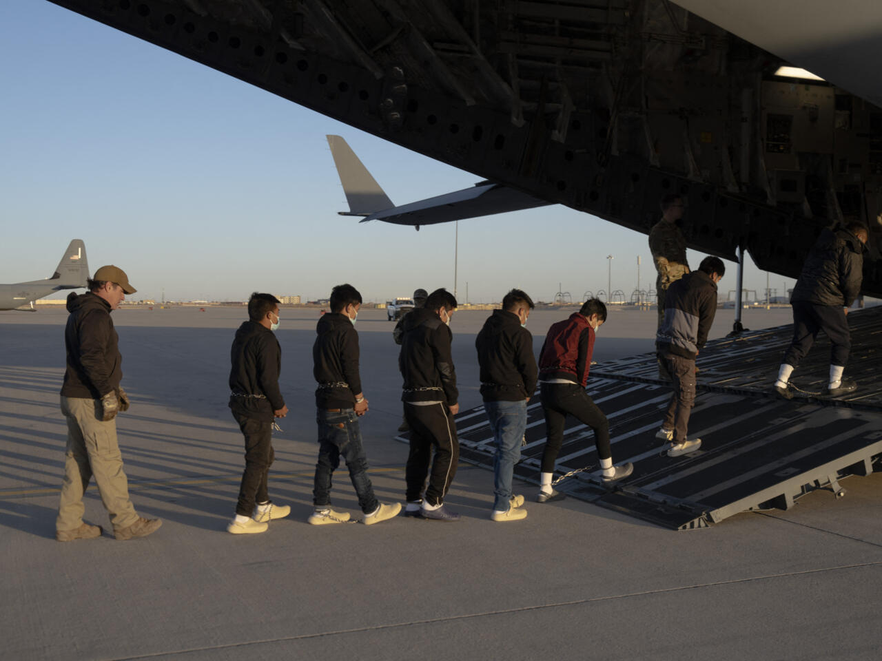 En imágenes: los primeros vuelos de deportaciones a América Latina de la era Trump