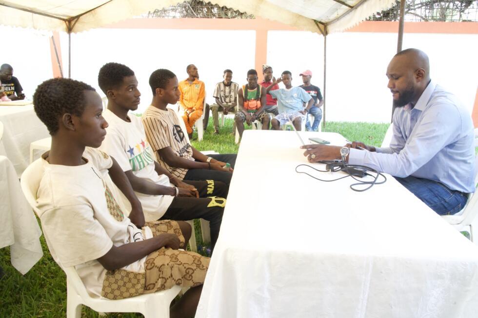 Mamadou Bora (à droite) à Abidjan, le 5 février 2025, en Côte d'Ivoire.