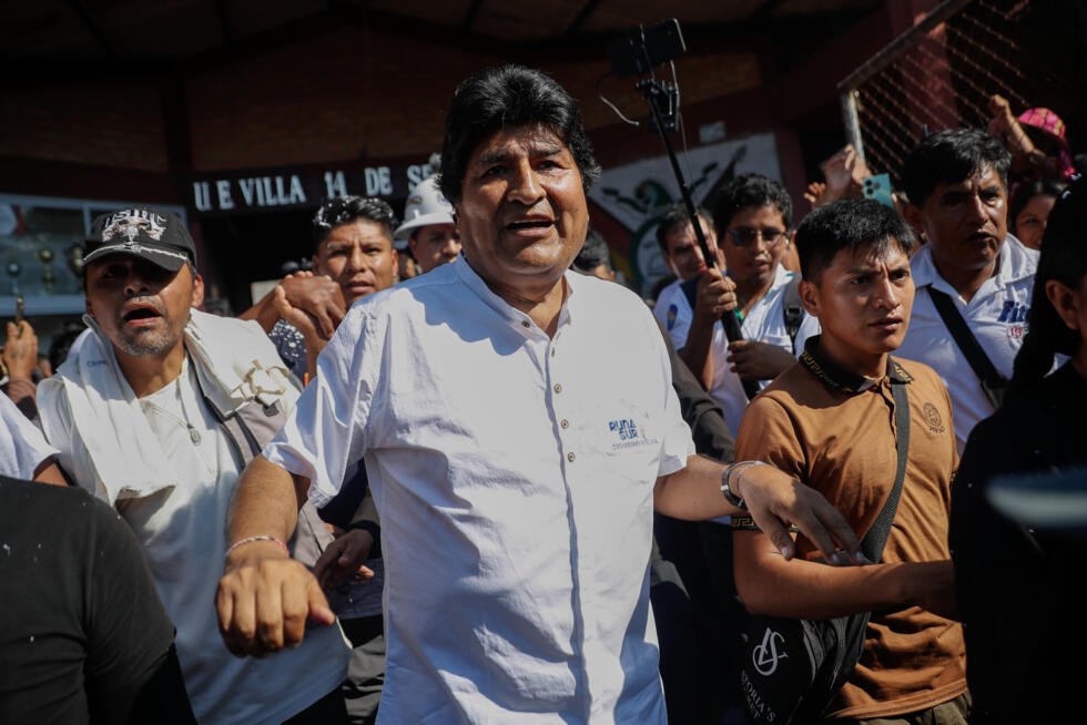 El expresidente de Bolivia Evo Morales sale luego de votar este domingo, en el centro de votación Escuela Villa 14, municipio de Villa Tunari (Bolivia).