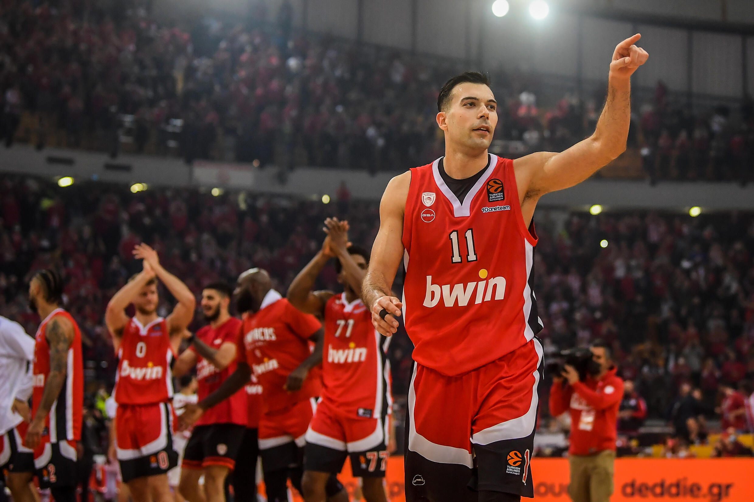Greek back Costas Slocas cheer after Olympiacos' victory over Monaco in the 1st match of the Euroleague quarterfinals in Athens on April 20, 2022