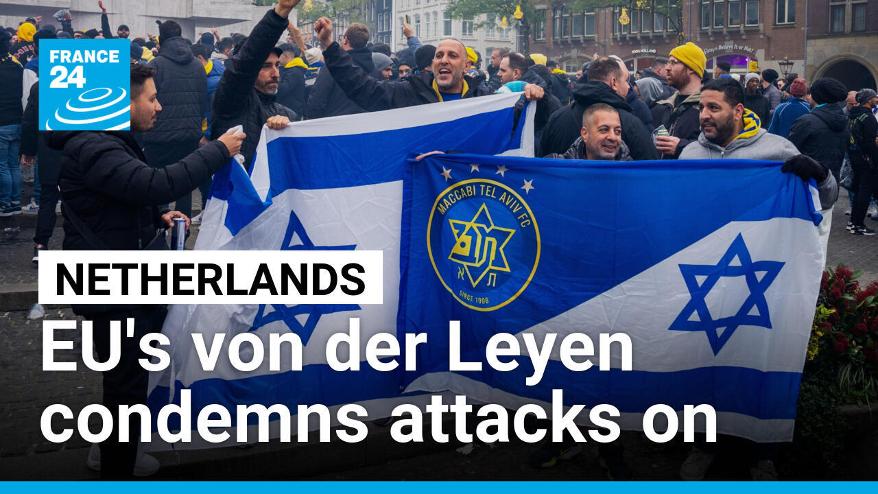 Les supporters du Maccabi Tel Aviv brandissent des drapeaux sur la place du Dam avant le match de football de la Ligue Europa entre l'Ajax et le Maccabi Tel Aviv, στο Άμστερνταμ, στις 7 Νοεμβρίου 2024