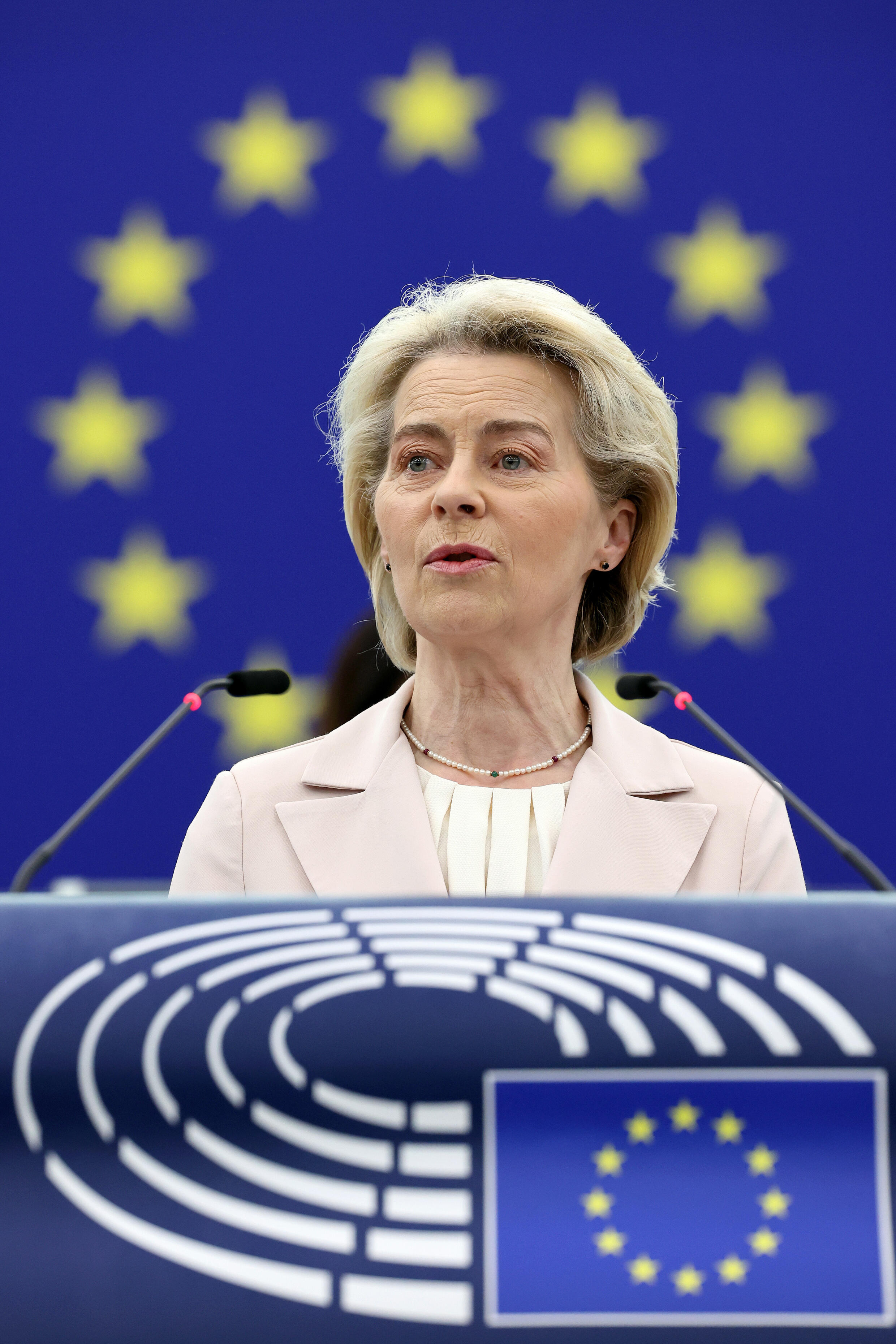 Ursula von der Leyen habla desde la tribuna de oradores durante una sesión plenaria del Parlamento Europeo, el 23 de abril de 2024 en la ciudad francesa de Estrasburgo