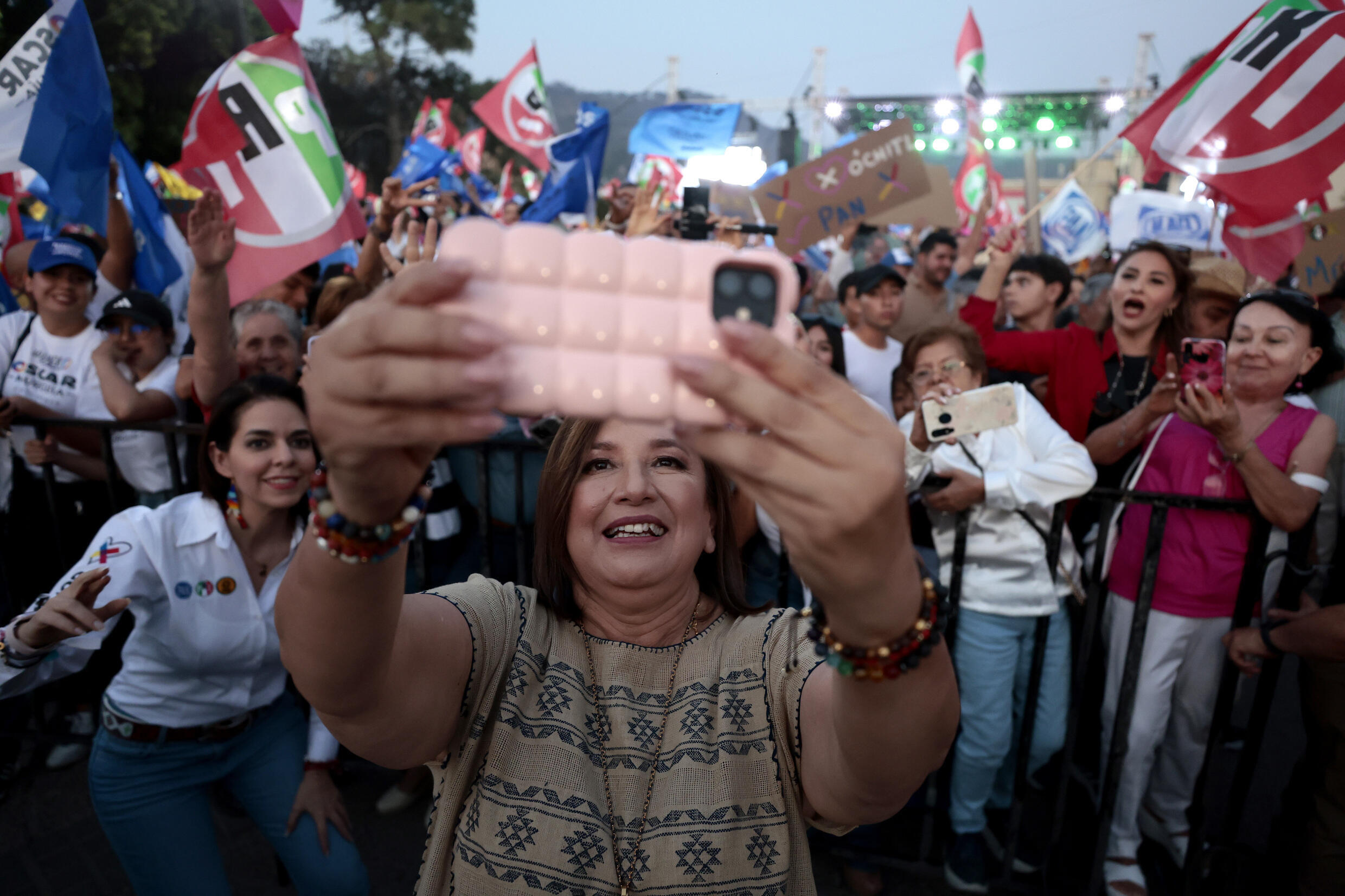 La candidate à la présidentielle Xochitl Galvez fait un selfie avec ses partisans lors d'un meeting de campagne à Ciudad Guzman, le 27 mai 2024 au Mexique
