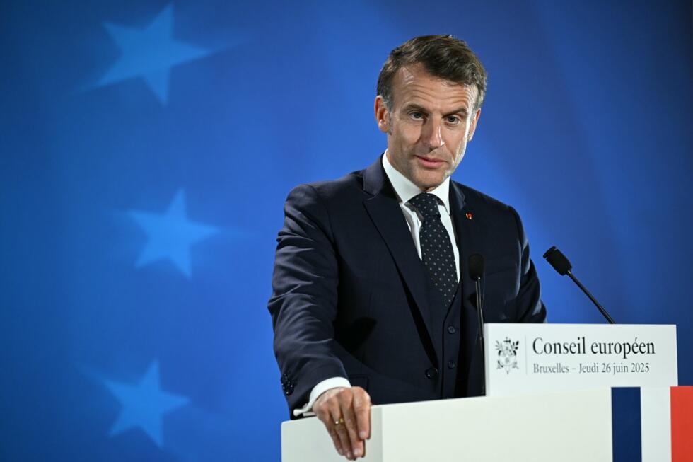 Le président français Emmanuel Macron tient une conférence de presse, à Bruxelles, le 26 juin 2025