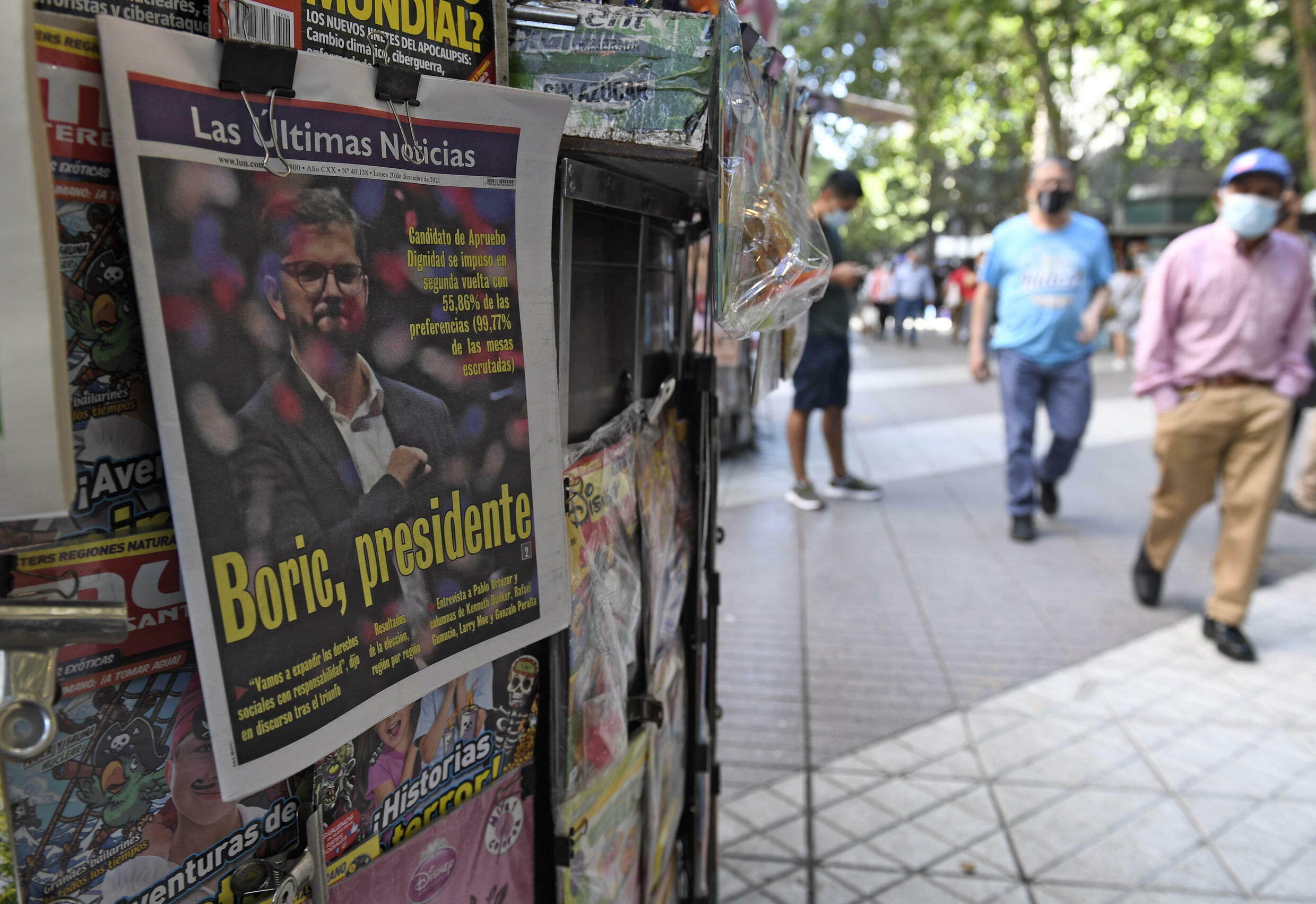 Portada de un periodista que declara a Gabriel Borek ganador de las elecciones presidenciales, 20 de diciembre de 2021 en Santiago de Chile