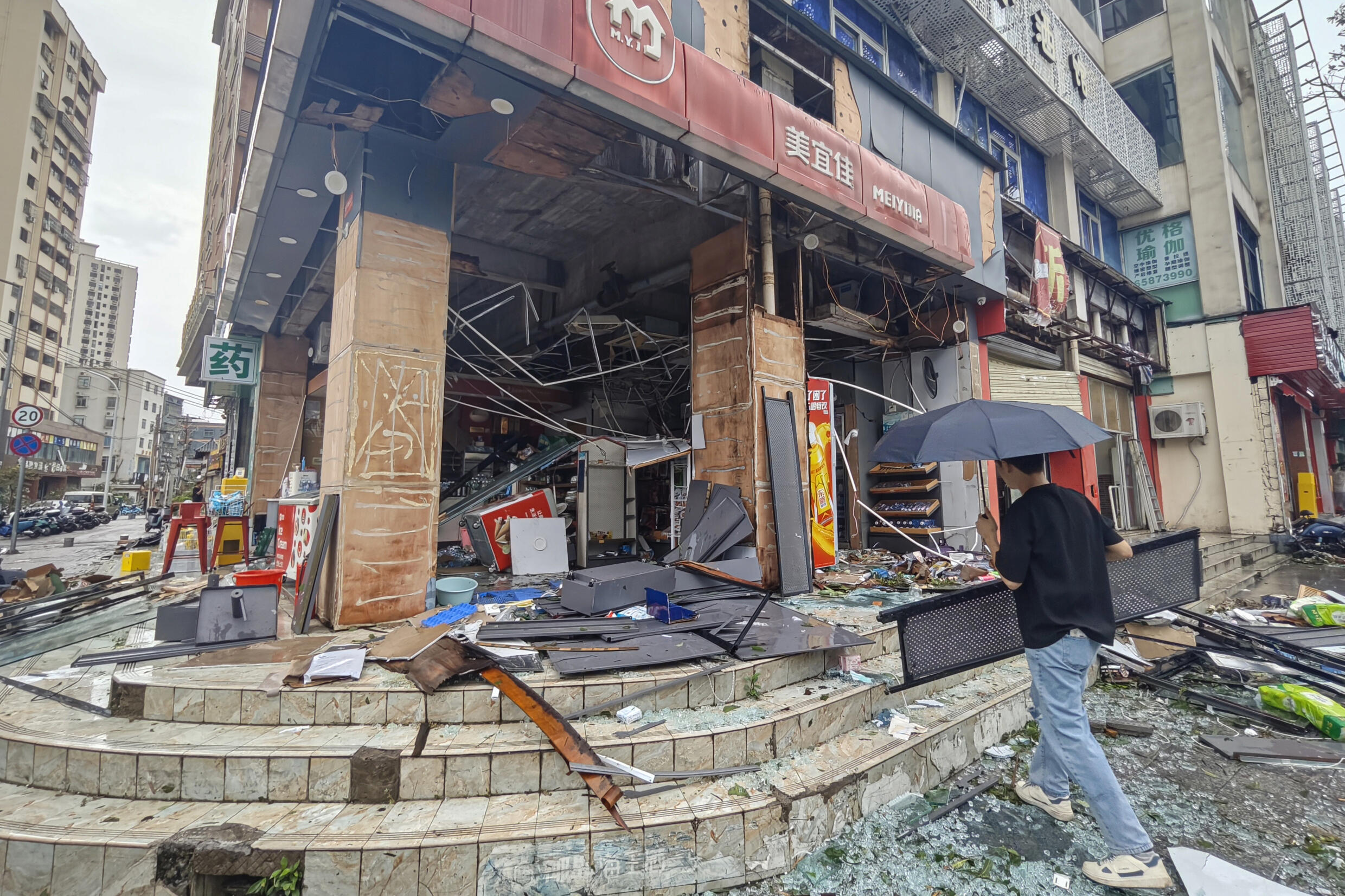 Un magasin endommagé après le passage du super typhon Yagi à Haikou, dans la province de Hainan, dans le sud de la Chine, le 7 septembre 2024