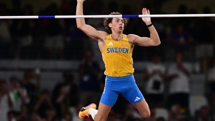 Sweden's athlete Armand Duplantis sets his new world record in the men's pole vault final during the World Athletics Championships in Tokyo on September 15, 2025.