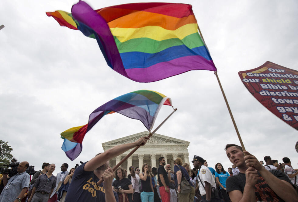 FOTO DE ARCHIVO: Partidarios del matrimonio homosexual ondean la bandera arcoíris tras la sentencia del Tribunal Supremo de Estados Unidos del viernes, que establece que la Constitución estadounidense otorga a las parejas del mismo sexo el derecho a casarse, en el Tribunal Supremo de Washington, el 26 de junio de 2015.