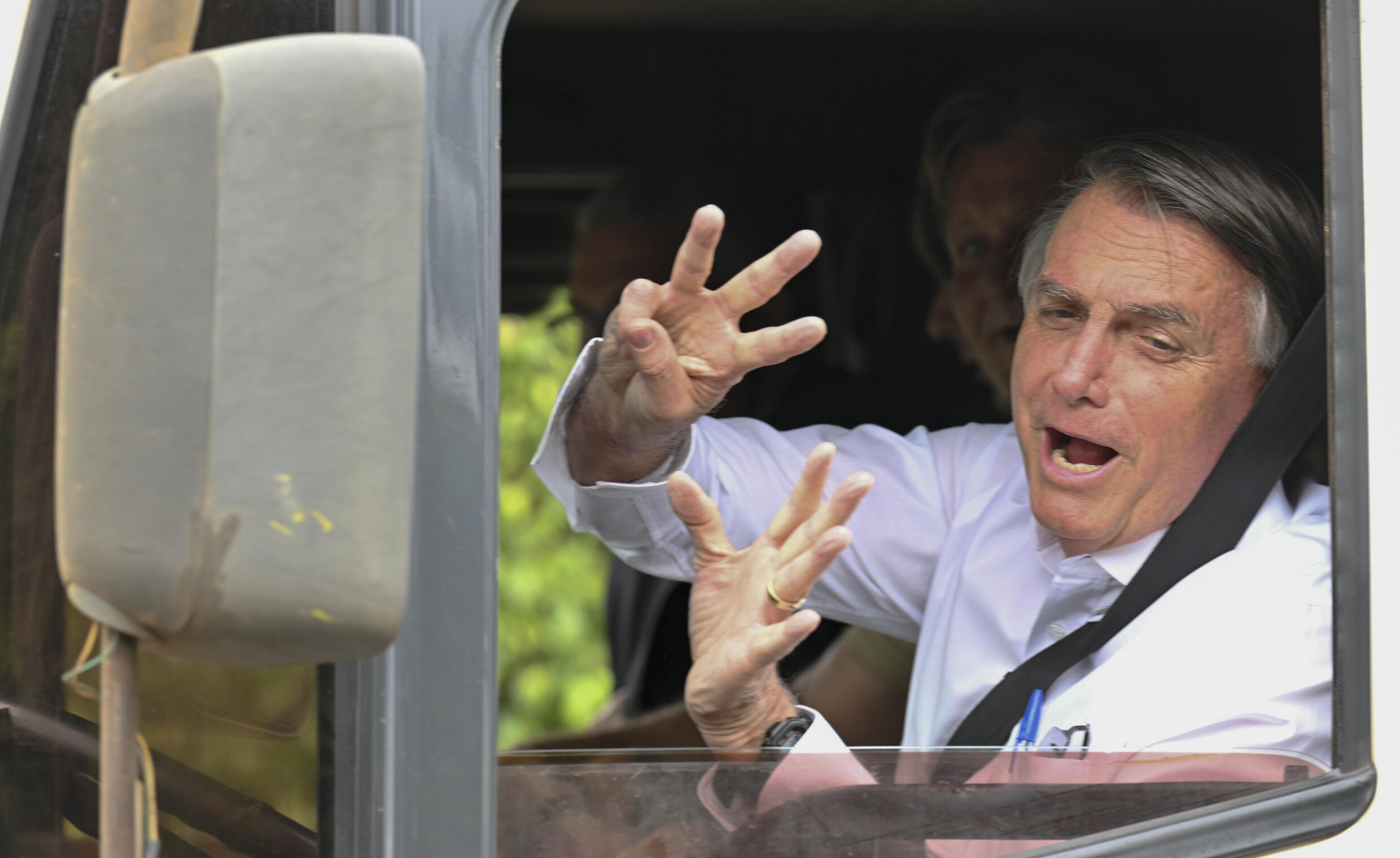 El presidente brasileño y candidato a la reelección, Jair Bolsonaro, hace un gesto mientras conduce un camión para filmar un anuncio de televisión electoral en Brasilia, el 8 de octubre de 2022.