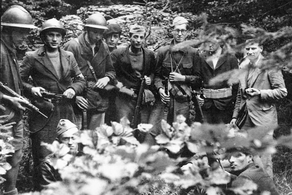Un groupe de maquisards en armes au bois des Coulmes, qui s’étend sur les communes de Malleval-en-Vercors, Izeron, Rencurel et Presles.