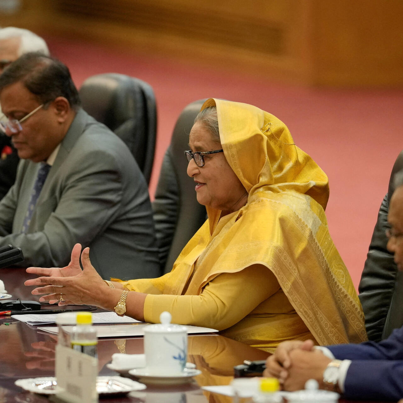 Lezbiyenler eshaklarni silaydi va yalaydi