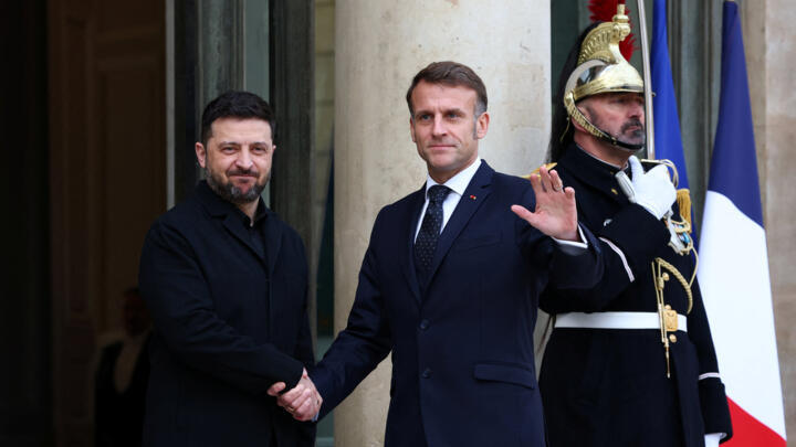 El presidente francés, Emmanuel Macron, estrecha la mano del presidente ucraniano, Volodímir Zelenski, a su llegada a una reunión en el Palacio del Elíseo en París, Francia, el 1 de diciembre de 2025.