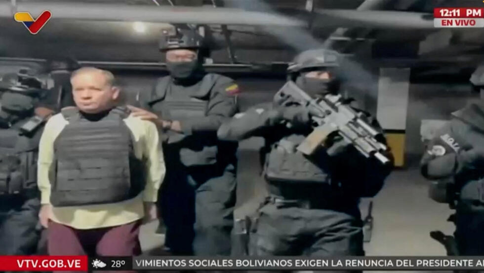 El líder opositor venezolano Juan Pablo Guanipa, con chaleco antibalas, camina esposado tras ser detenido por las fuerzas del orden venezolanas, en un lugar desconocido, en esta captura de pantalla de un vídeo difundido el 23 de mayo de 2025.