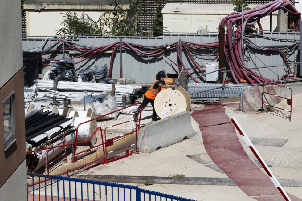 Un ouvrier sur un chantier à Chatillon, au sud de Paris, le 12 août 2025, en pleine canicule.