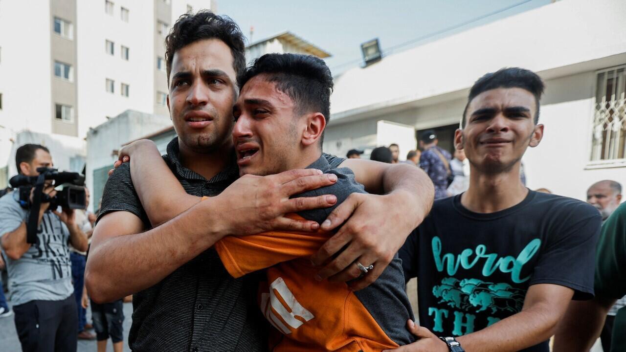 Algunos palestinos se congregan frente a un hospital para buscar información de sus seres queridos, tras los ataques israelíes en Gaza, el 5 de agosto de 2022.