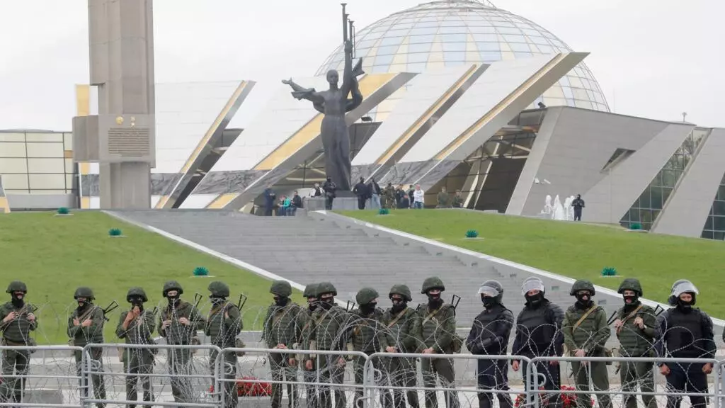 Policías antidisturbios bloquean el área durante las protestas en Minsk, Bielorrusia, el domingo 23 de agosto de 2020.