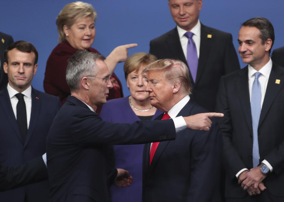 IMAGEN DE ARCHIVO: El secretario general de la OTAN, Jens Stoltenberg, en el centro, delante a la izquierda, habla con el entonces presidente de Estados Unidos, Donald Trump, en el centro, delante a la derecha, en una reunión de líderes de la OTAN en Watford, Inglaterra, el 4 de diciembre de 2019.