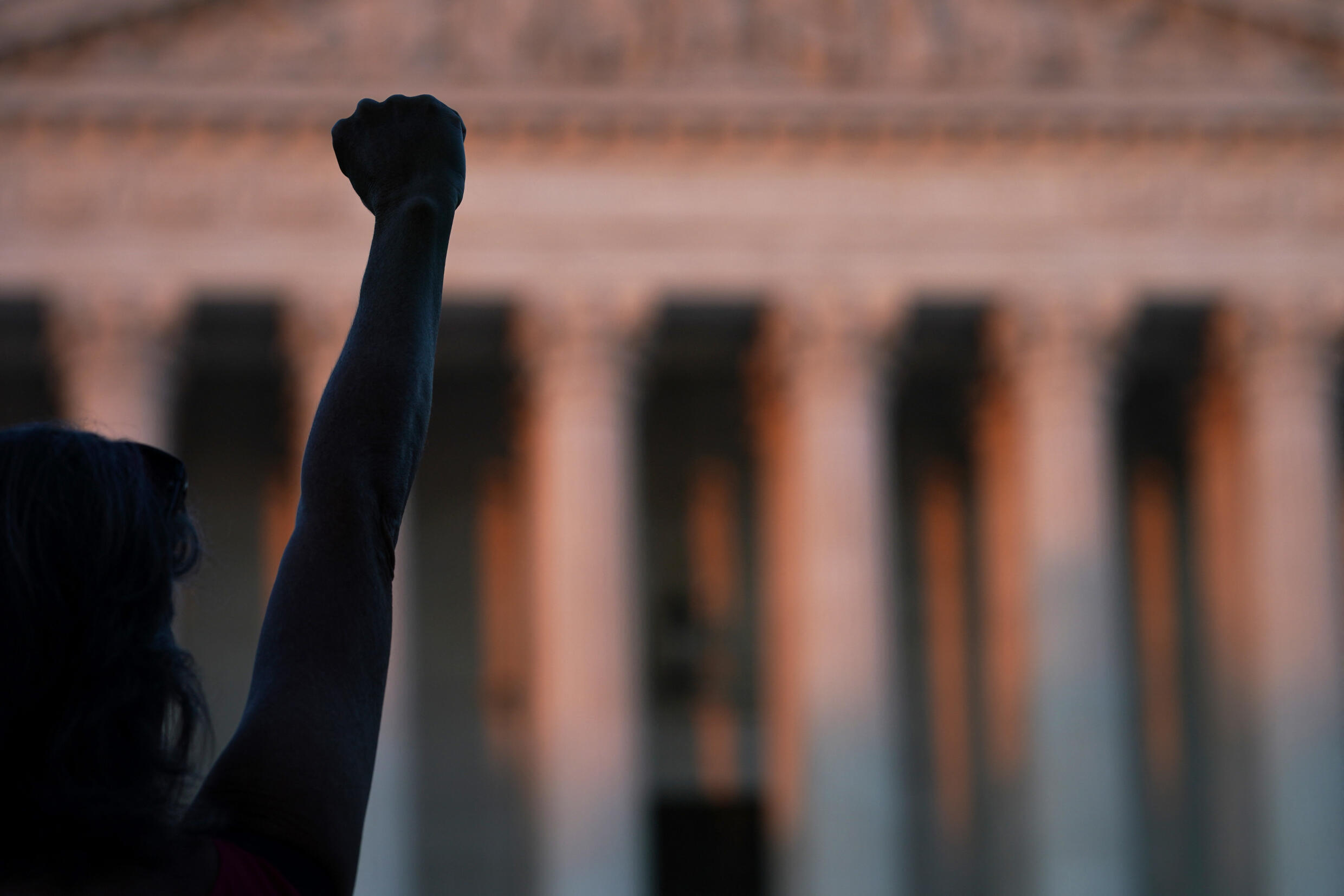Una activista por el derecho al aborto levanta el puño durante las protestas frente a la Corte Suprema de EE. UU. después de anular el derecho al aborto, en Washington, DC, el 24 de junio de 2022.