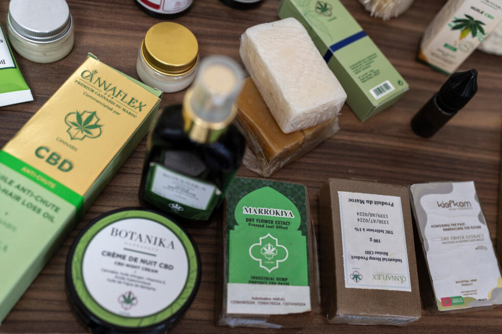 Imagen de archivo que muestra una variedad de productos elaborados a partir del cannabis. Bab Berred, Chefchaouen, Marruecos, 24 de noviembre de 2025.