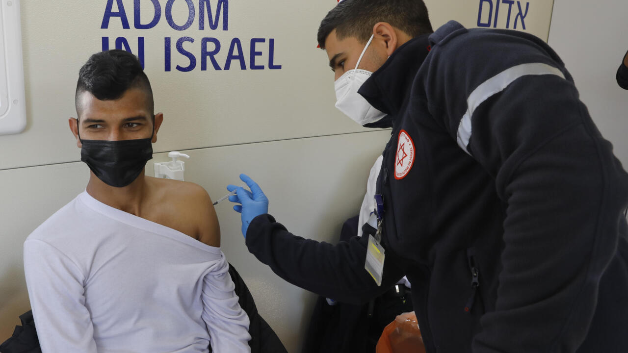 Más del 50% de la población israelí recibió la primera dosis de la vacuna -  France 24