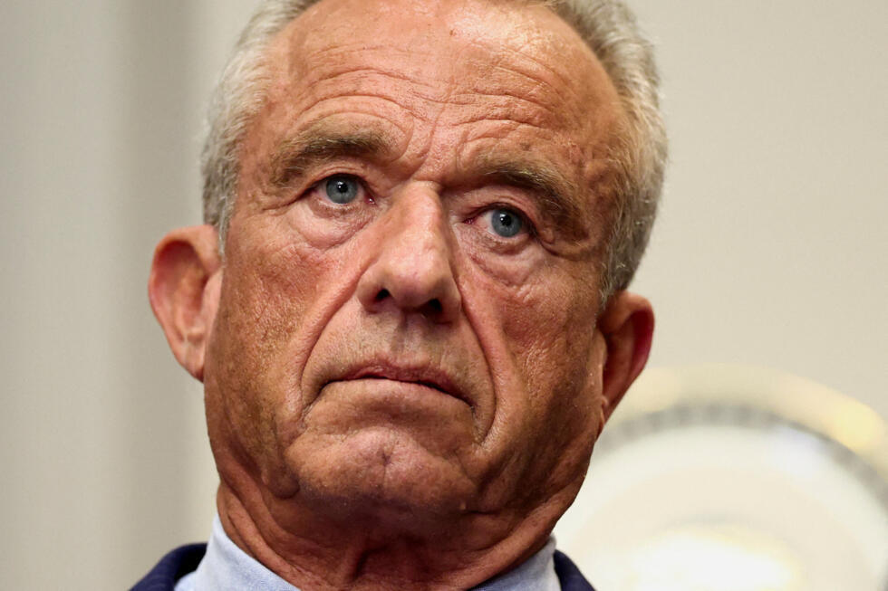 El secretario de Salud y Servicios Humanos de EE. UU., Robert F. Kennedy Jr., escucha al presidente de EE. UU., Donald Trump, mientras este hace un anuncio que relaciona el autismo con las vacunas infantiles y con el uso del popular analgésico Tylenol en mujeres embarazadas y niños, afirmaciones que no están respaldadas por décadas de investigación científica, en la Casa Blanca, en Washington D. C., EE. UU., el 22 de septiembre de 2025.