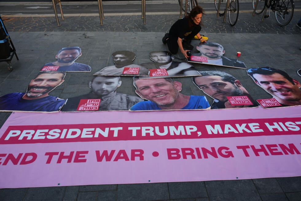 Manifestantes muestras fotos de los rehenes todavía en poder de Hamás durante una protesta frente a la embajada estadounidense en Tel Aviv, en la que pidieron ayuda al presidente Donald Trump para el regreso de los cautivos. 29 de septiembre de 2025.